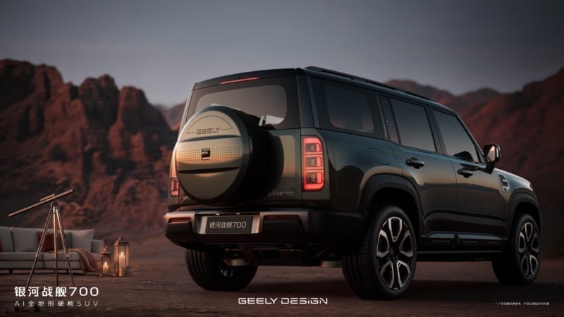 Traseira do Geely Galaxy Cruiser 700 com estepe externo