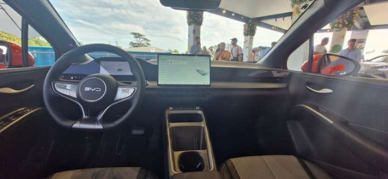 Dianteira do BYD Dolphin G híbrido plug-in em imagem de divulgação