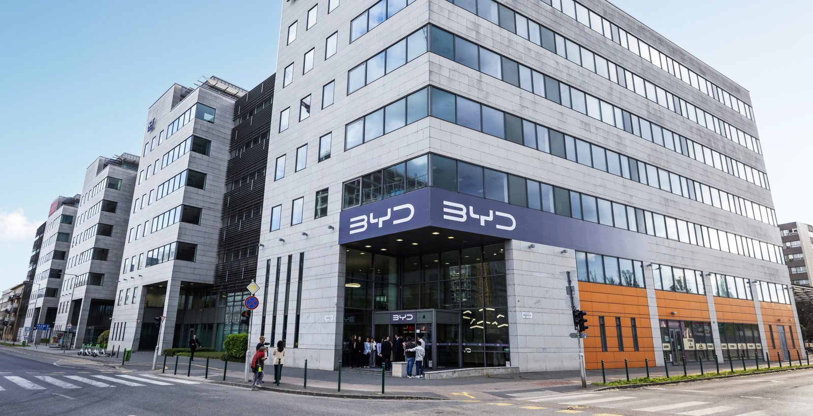 Imagem oficial da BYD relacionada à produção industrial