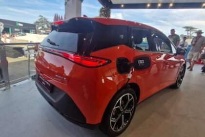 BYD Dolphin G DM-i apresentado no Festival de Goodwood