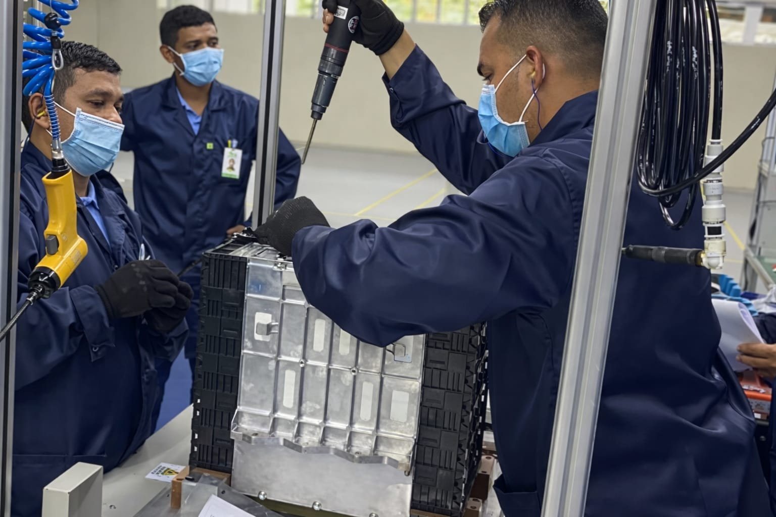 Imagem de divulgação da BYD ligada à produção de componentes elétricos