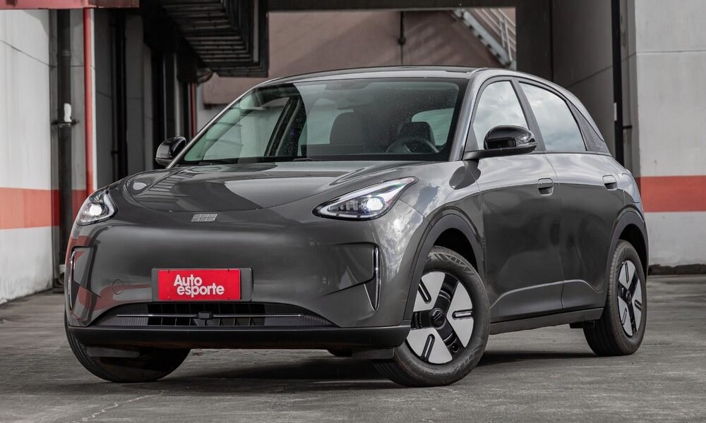 Geely EX2 em imagem de divulgação no Brasil