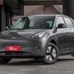 Geely EX2 em imagem de divulgação no Brasil