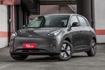 Geely EX2 em imagem de divulgação no Brasil