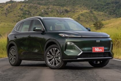 Geely EX5 EM-i em imagem de divulgação usada pela Autoesporte